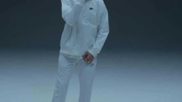 Le pantalon de survêtement de Roméo Elvis dans son clip Défoncé
