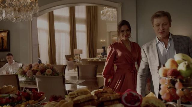 La robe orangée de Cristal Carrington (Daniella Alonso) dans Dynastie (S03E04)