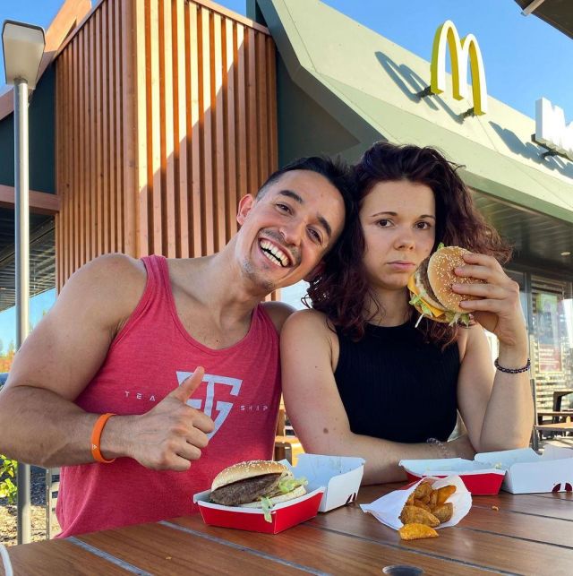 The tank top red TeamShape worn by Tibo InShape on his account Instagram @tiboinshape