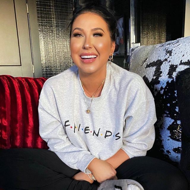 The sweatshirt Friends, by Urban Outfitters Friends worn by Jaclyn Hill on his account Instagram @jaclynhill 