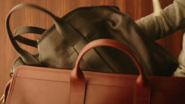 The travel bag black leather Anastasia Steele (Dakota Johnson) in the movie Fifty shades of Grey