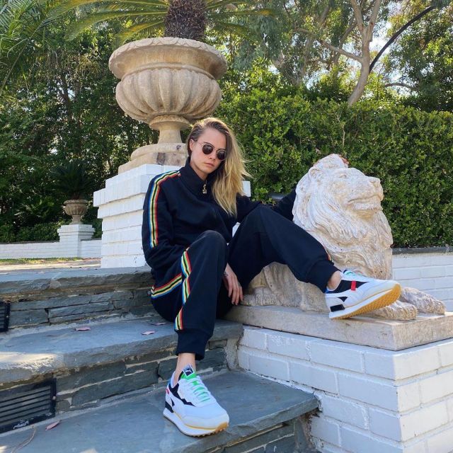 Las zapatillas Puma F Rider Worldhood de Cara Delevingne en blanco en su cuenta de Instagram @caradelevingne