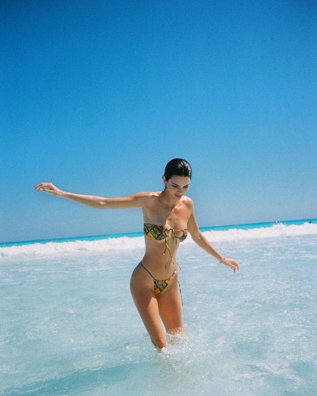 Sommer Nager Xena Baroque Halter Bikini Top porté par Kendall Jenner sur son Instagram account @kendalljenner