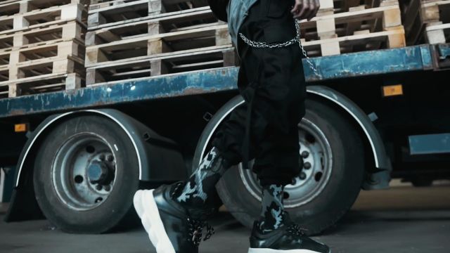 Pantalones cargo negros con correas usados por Scarlxrd en el video musical de GXING THE DISTANCE