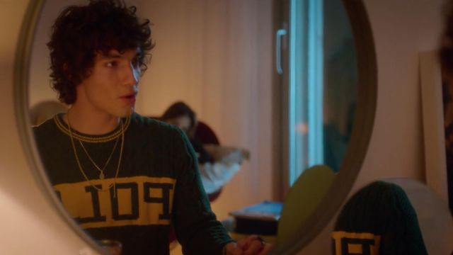 'Polo' green sweater by Ralph Lauren worn by Valerio Montesinos (Jorge López) in Elite (S02E06)