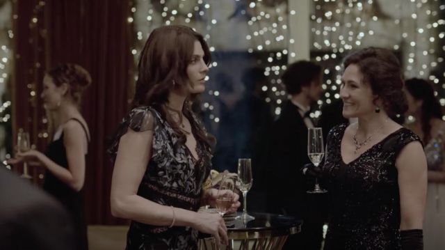 Robe portée par Emily Byrne (Stana Katic) comme on le voit par Contumace (Saison 3, Épisode 5)