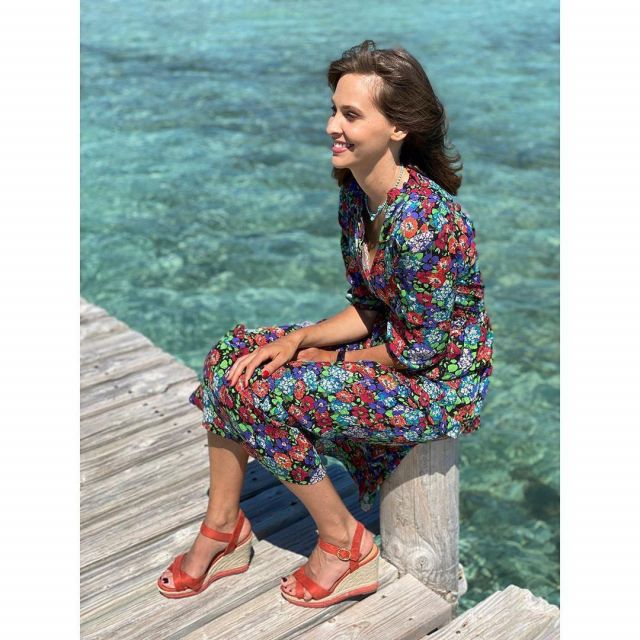 Les Sandales compensées effet daim couleur savane de Ophélie Meunier sur son compte Instagram @opheliemeunier