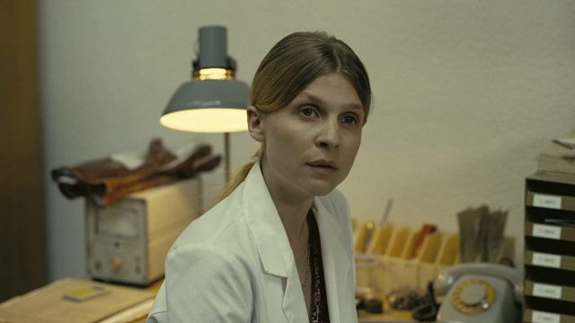 Gold necklace worn by Laura (Clémence Poésy) in Tenet