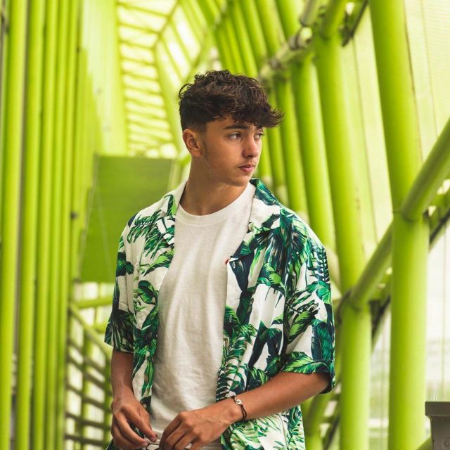 La chemise à manches courtes à motif feuillage vert H&M portée par Inoxtag sur son compte Instagram @inoxtagytb