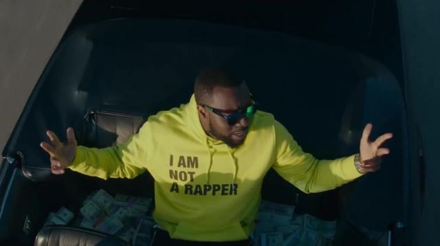 The sweatshirt yellow hoody "I'm not a rapper' of Gims in her video clip Miami Vice
