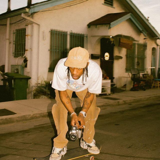 Les sneakers Nike SB Low Travis Scott portées par Travis Scott  sur son compte Instagram @travisscott
