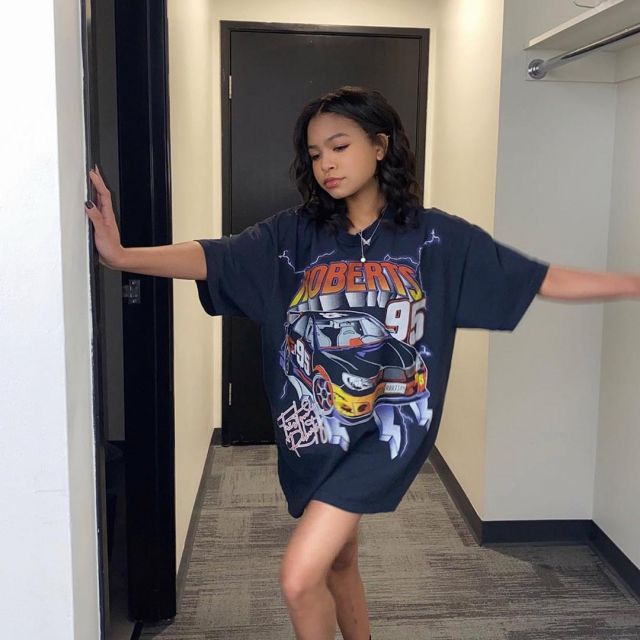 The t-shirt John Galt Rita Roberts '95 carried by Navia Robinson on his account Instagram @naviarobinson 