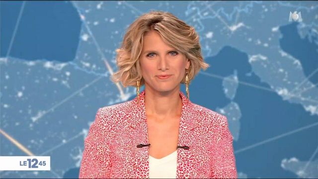 La veste col tailleur imprimée léopard en crêpe Rouge de Laurie Desorgher dans Le 12:45 le 28.07.2020