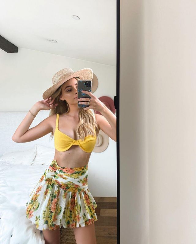 La jupe Zimmermann portée par Amanda Stanton sur son compte Instagram @amanda_stantonn