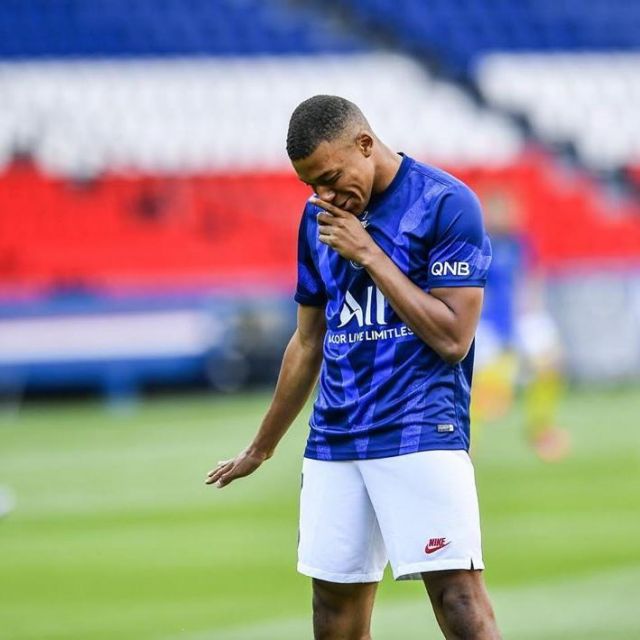 Le maillot d’avant-match Nike bleu porté par Kylian Mbappé sur son compte Instagram @k.mbappe 