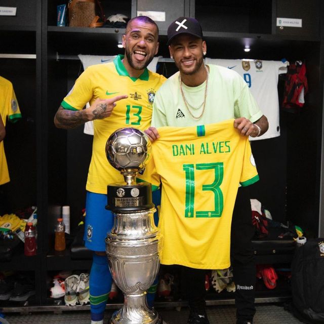 Le t-shirt Nike ACG vert pâle porté par Neymar sur son compte Instagram @neymarjr 