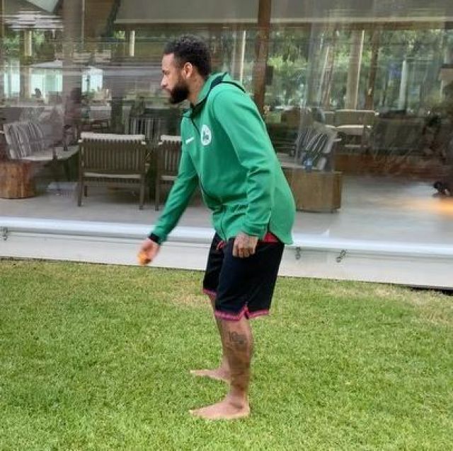 Le sweatshirt Nike zippé des Boston Celtics porté par Neymar sur son compte Instagram @neymarjr 