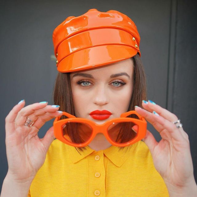 Les lunettes de soleil oranges Karen Walker portées par Joey King sur le compte Instagram de @jaredengstudios 