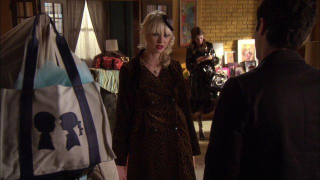 Nanette Lepore Léopard Velours Manteau porté par Jenny Humphrey (Taylor Momsen) dans Gossip Girl (S02E09)