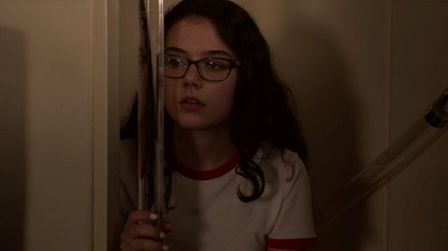 Blanc un rouge t-shirt porté par Wheezie Cameron (Julia Antonelli) dans les Outer Banks (S01E02)