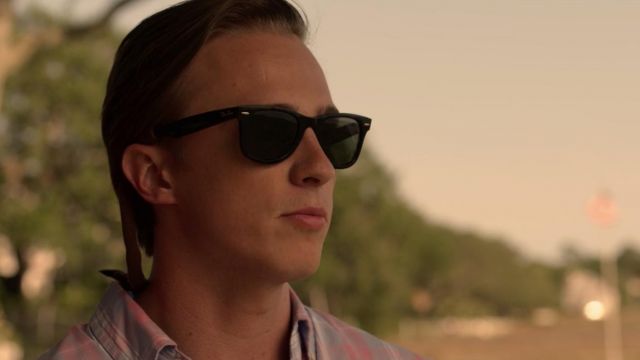 Noir les lunettes de soleil portées par Rafe (Drew Starkey) dans les Outer Banks (S01E02)