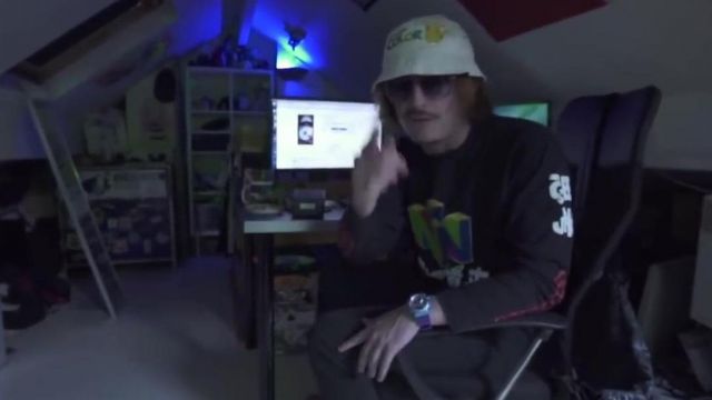 Le t-shirt noir à manches longues Nintendo N64 porté par Lorenzo dans sa vidéo Zap Du Sale #2