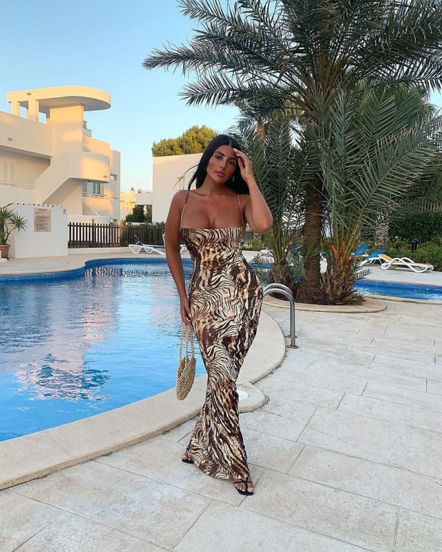 The long brown dress printed worn by Dionne Crowe on his account Instagram @diocrowe