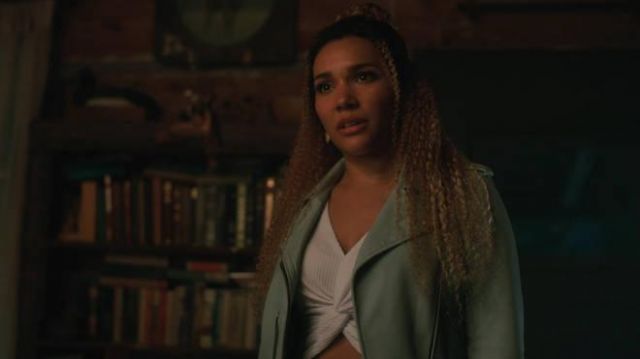 Top blanco usado por Allison Hargreeves (Emmy Raver-Lampman) en The Umbrella Academy S01E08