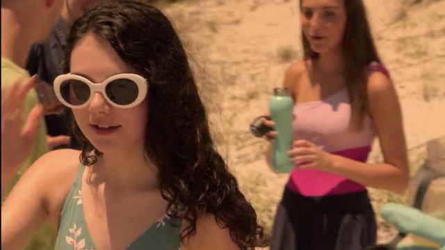 Gafas de sol blancas usadas por Wheezie Cameron (Julia Antonelli) en Outer Banks (S01E03)