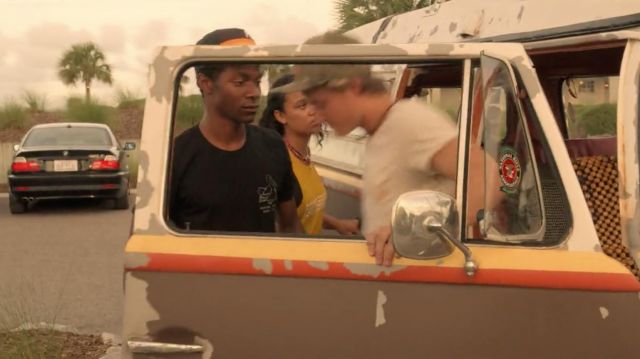 Noir pelican t-shirt porté par le Pape (Jonathan Daviss) dans les Outer Banks (S01E03)