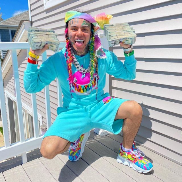 The pair of Versace Chain Reaction Fluo Barocco worn by 6ix9ine on his account Instagram @ 6ix9ine