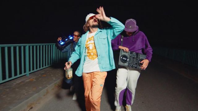 Le bas de jogging blanc et violet porté par Rico dans le clip Fonsdé Toute La Night de Lorenzo