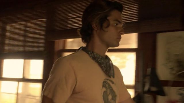 Squelette de t-shirt porté par John B (Chase Stokes) dans les Outer Banks (S01E04)
