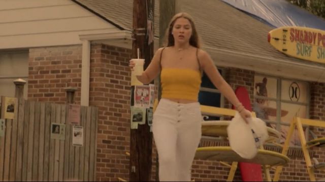 Blanc boutonné jeans porté par Sarah Cameron (Madelyn Cline) dans les Outer Banks (S01E04)