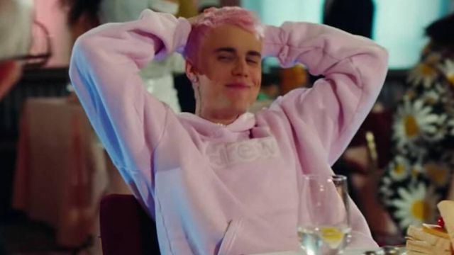 Le sweatshirt à capuche rose House of Drew porté par Justin Bieber dans son clip Yummy