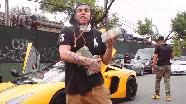 The polo Ralph Lauren worn by 6ix9ine in her video clip PUNANI