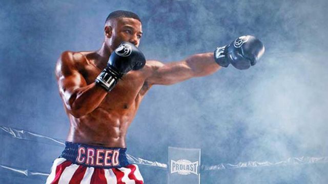 Le short de boxe porté par Adonis Johnson (Mi­chael B. Jor­dan) dans Creed II