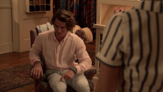 Rayé blanc et un pantalon bleu porté par John B (Chase Stokes) dans les Outer Banks (S01E04)