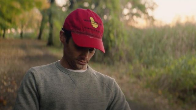 The red cap worn by Joe Goldberg (Penn Badgley) in the series YOU (Season 1 Episode 6)