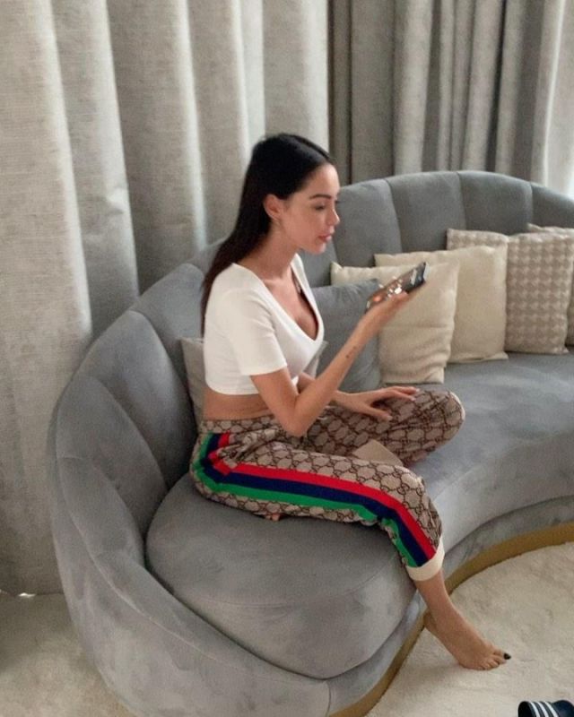 Jogging pants GG Supreme worn by Nabilla Benattia on his account Instagram @nabilla