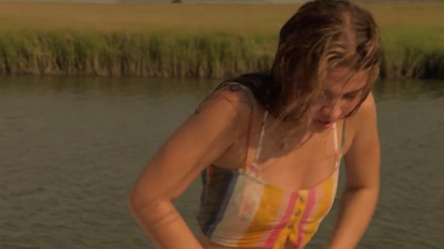 Haut rayé porté par Sarah Cameron (Madelyn Cline) dans les Outer Banks (S01E06)