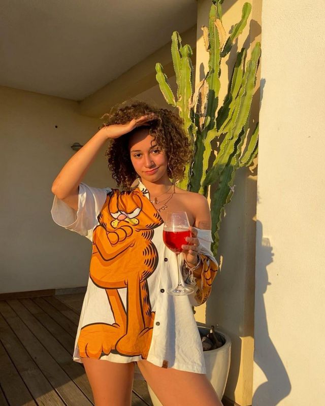 Shirt Garfield carried by Léna Situations on the account Instagram of @lenamahfouf