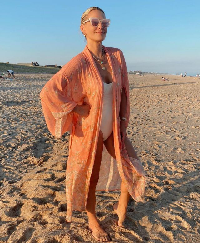 Spell & The Gypsy Collective Hendrix Robe en Dusty Pink worn by Molly Sims on the Instagram account @mollybsims