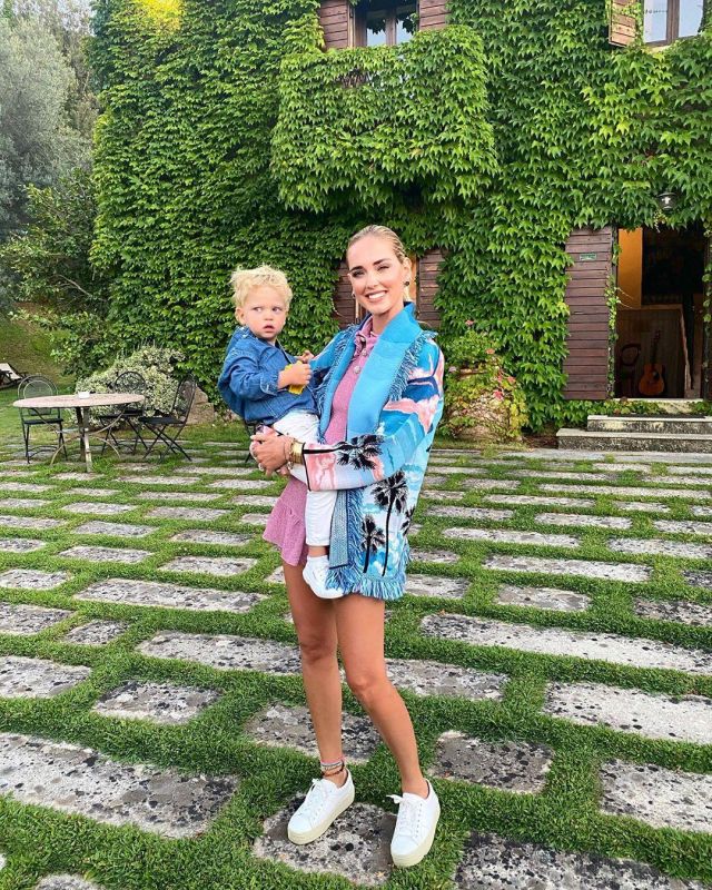 Le cardigan à design portefeuille avec bords frangés de Chiara Ferragni sur le compte Instagram de @chiaraferragni