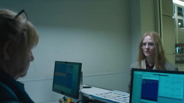 Anteojos transparentes usados por Old Dolio (Evan Rachel Wood) en Kajillionaire