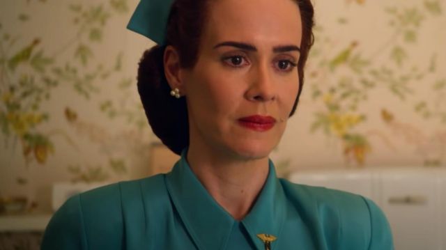 Gold brooch pin worn by Nurse Mildred Ratched (Sarah Paulson) in Ratched TV series outfits (Season 1 Episode 1)