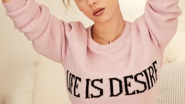 Sweater pink "Life is desire" - Carla Roson Ester Expósito in the series Elite