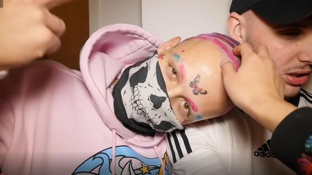 Foulard de Candy Ken dans Candy Ken - Basic Bitches ft. Bainshe (Prod. Lets Go Radio)