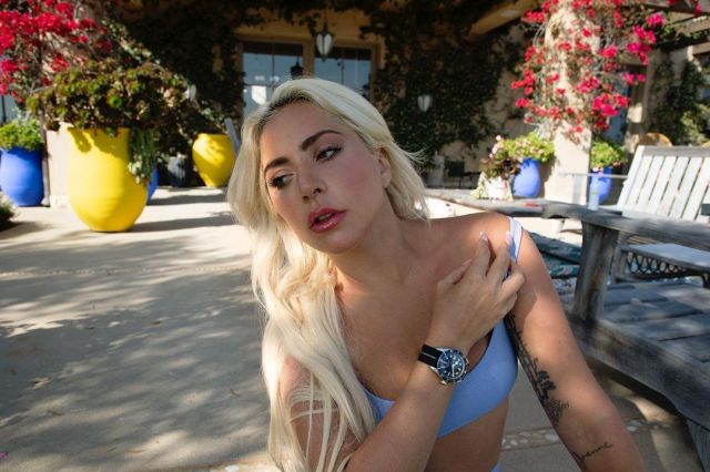 La lumière bleue de la récolte réservoir de Lady Gaga sur Instagram account @ladygaga