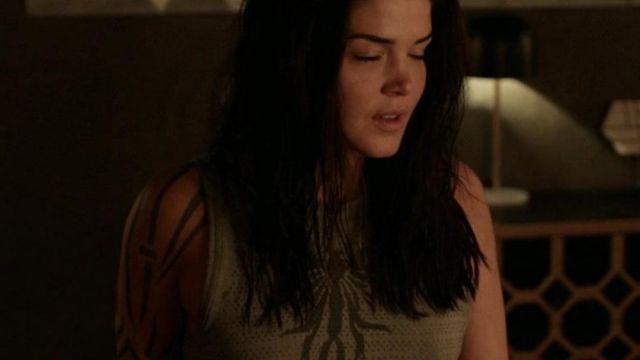 The tank to (that was customized with Bardo's logo) that Octavia Blake portrayed by Maria Avgeropoulos wears out in The 100 7x09
